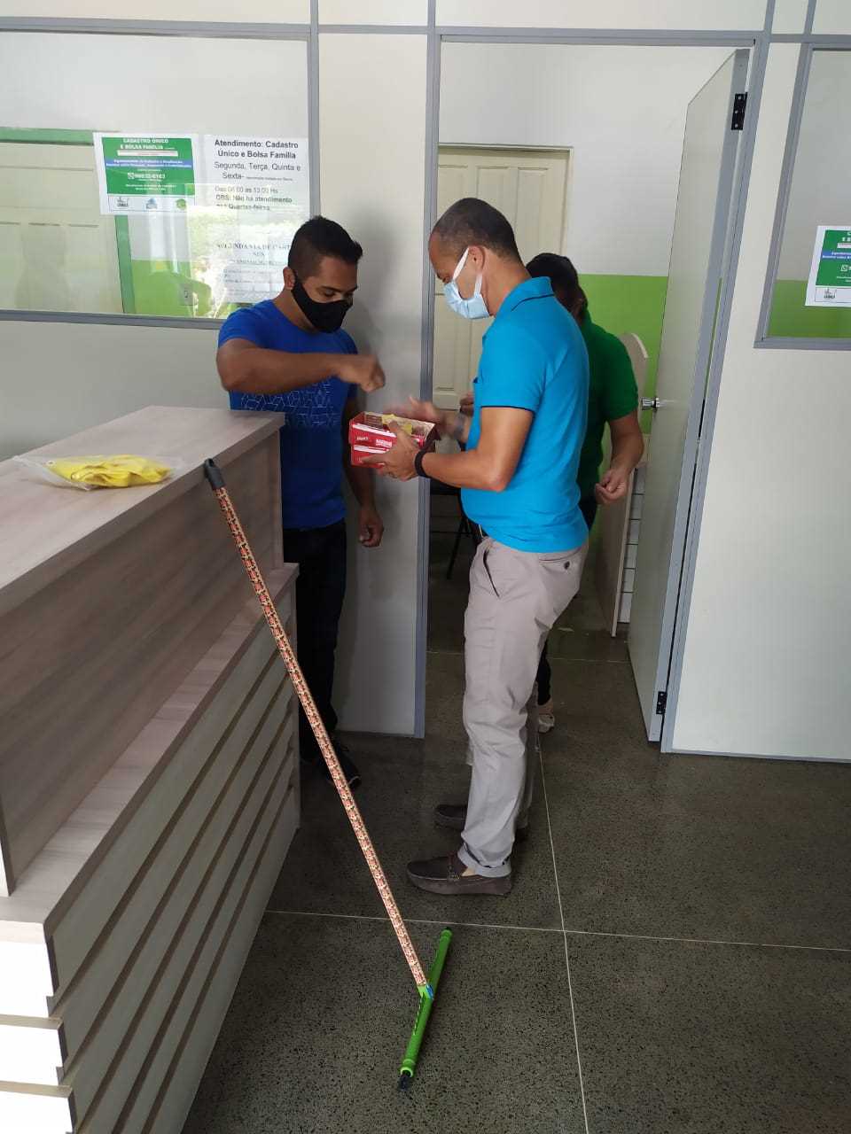 Camacã: Prefeito Paulo do Gás recebe funcionários com bombons
